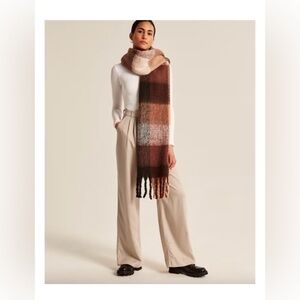 ABERCROMBIE | Tailored Relaxed Straight Trouser Pant in Light Taupe